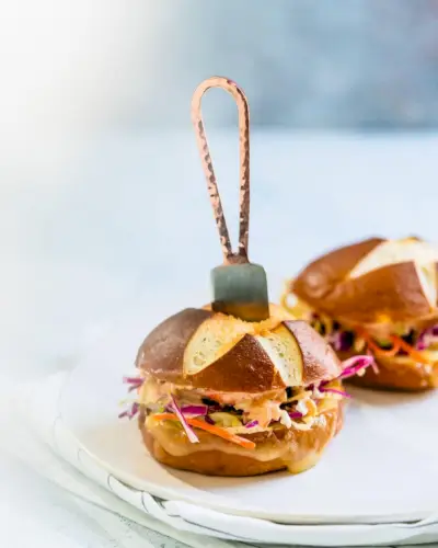 Sanduíche derretido com salada de repolho e queijo suíço