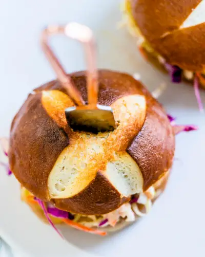 Sanduíche derretido com salada de repolho e queijo suíço