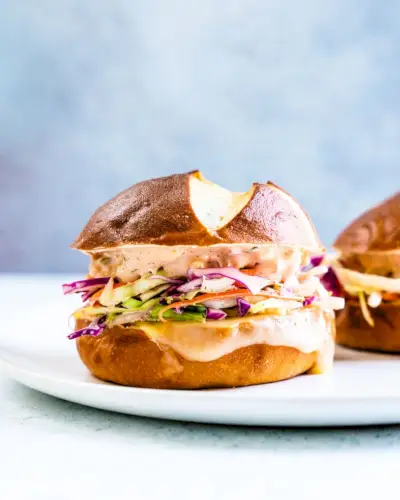 Sanduíche derretido com salada de repolho e queijo suíço