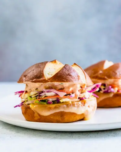 Sanduíche derretido com salada de repolho e queijo suíço