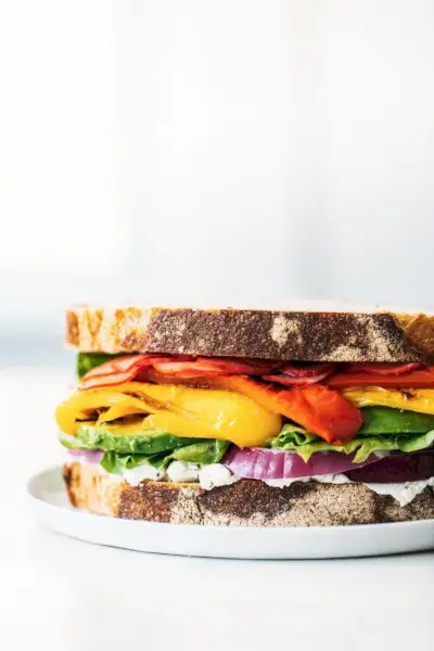 Sanduíche de vegetais arco-íris definitivo | Yumpulse via The Pretty Dish