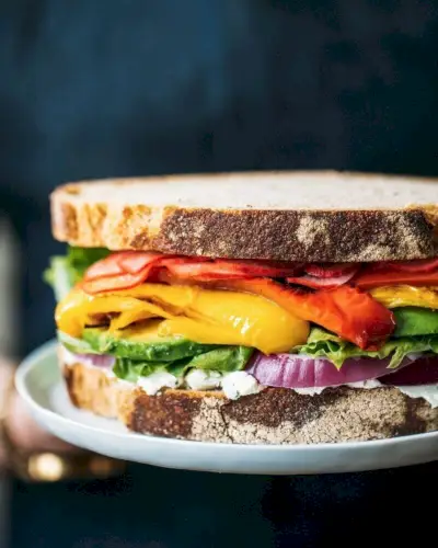 Sanduíche de vegetais arco-íris definitivo | Yumpulse via The Pretty Dish