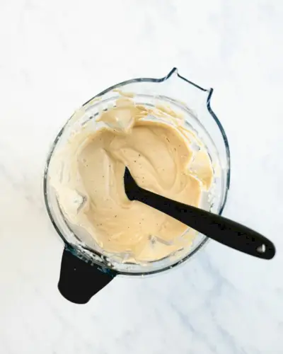Vegane Alfredo-Sauce im Mixer