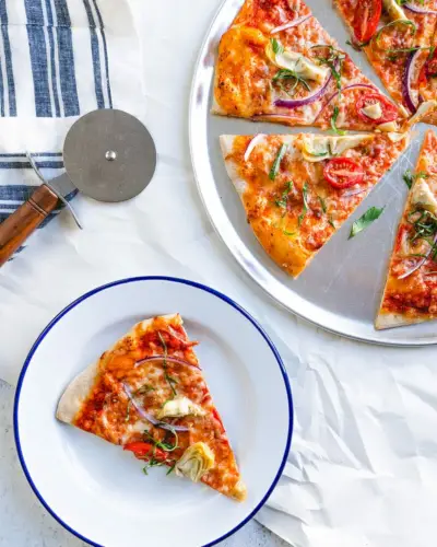 Pizza s artyčoky a rajčaty