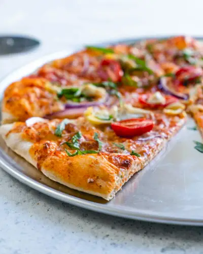 Pizza s artyčoky a rajčaty