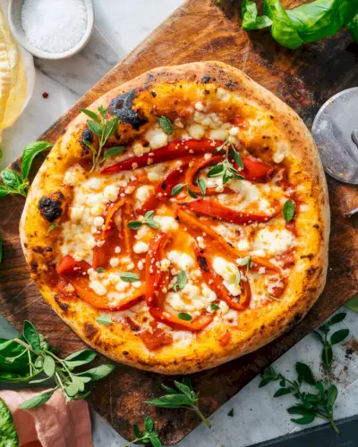 Pizza mit roter Paprika