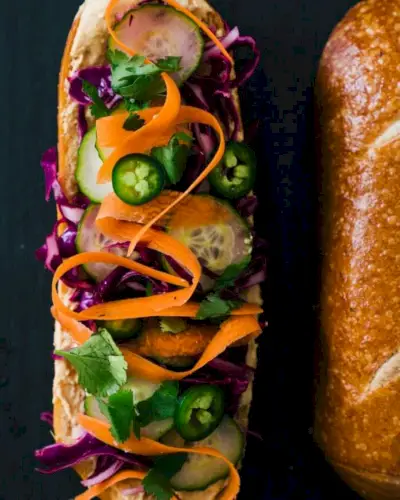 Sanduíche Vegan Banh Mi com Hummus de Gengibre e Limão | Yumpulse