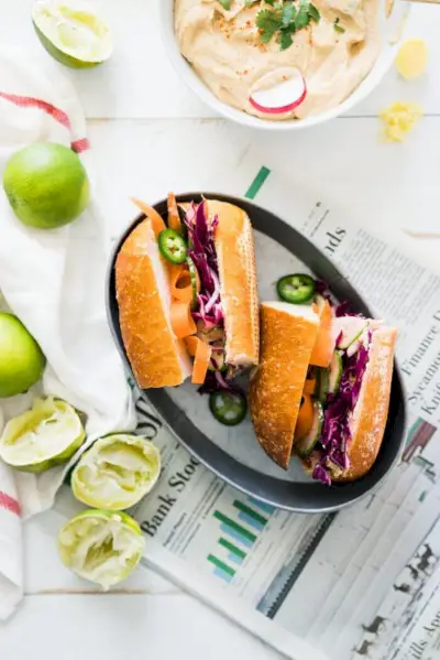 Sanduíche Vegan Banh Mi com Hummus de Gengibre e Limão | Yumpulse