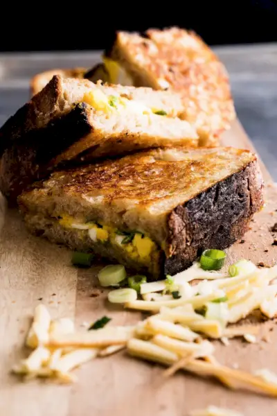 Queso asado con mayonesa