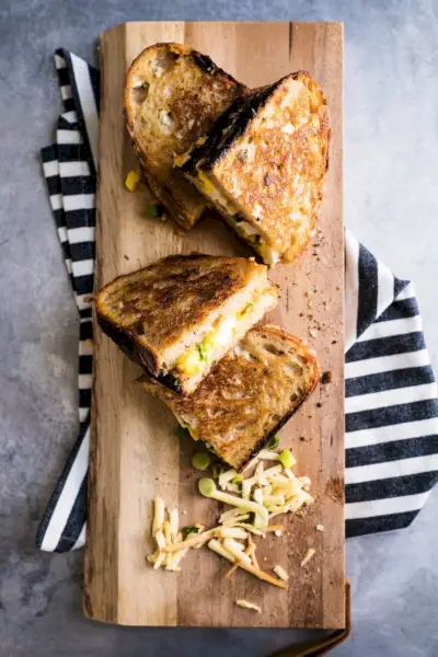 Queso asado con mayonesa