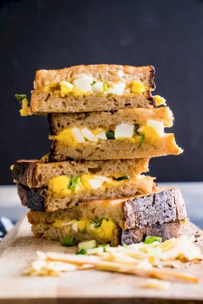 Queso asado con mayonesa