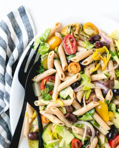 Salada de macarrão vegana | macarrão com azeitonas Kalamata e alcaparras
