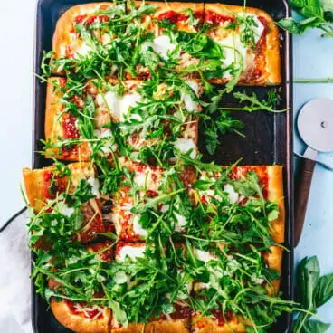 Hausgemachte Käsepizza