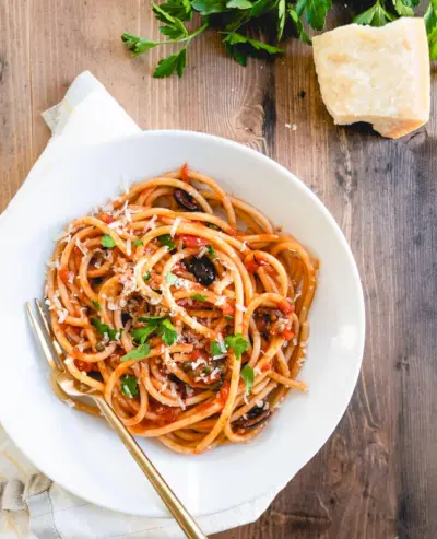macarrão vegetariano em tigela branca com garfo