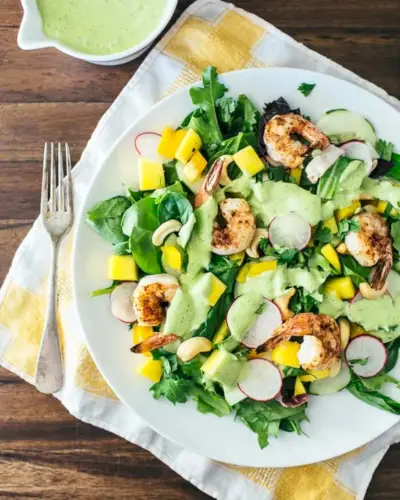 Salada de camarão grelhado com coentro e limão