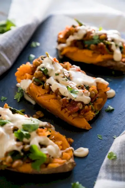 Batata-doce assada saudável com lentilhas marroquinas
