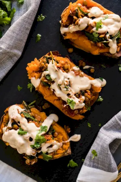 Batata-doce assada saudável com lentilhas marroquinas