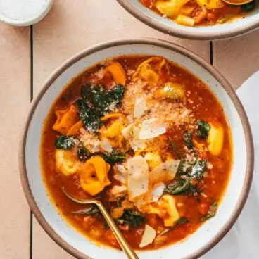 Sopa de tortellini de espinafre