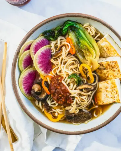 Ramen de cogumelos vegano