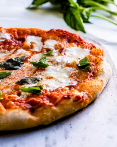 Neapolská pizza s bazalkou.