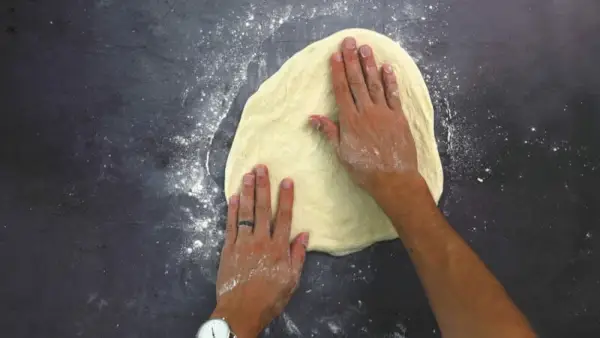 Jak natáhnout těsto na neapolskou pizzu