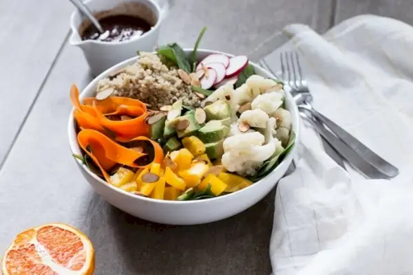 Stressabbauender Quinoa-Avocado-Salat | Stressabbauende Lebensmittel