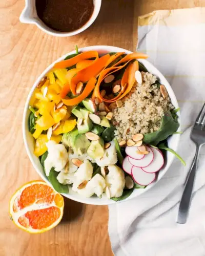 Stressabbauender Quinoa-Avocado-Salat | Stressabbauende Lebensmittel