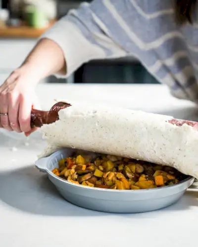Eine Kruste auf einen veganen Pot Pie rollen