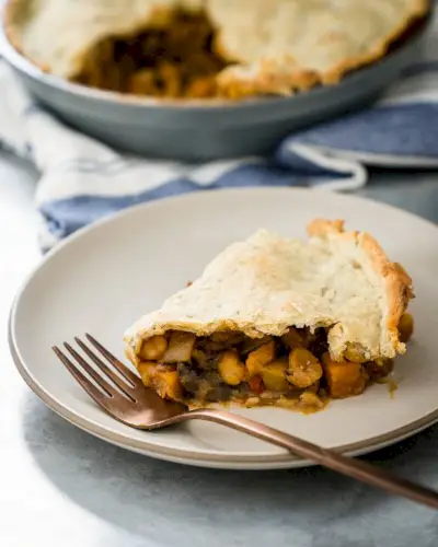 Herzhafter veganer Pot Pie mit Salbeikruste