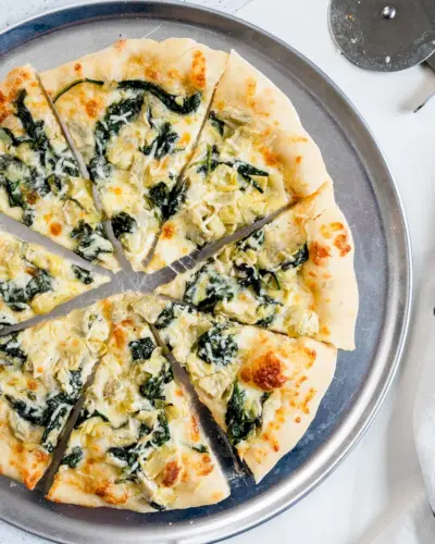 Pizza de alcachofra de espinafre