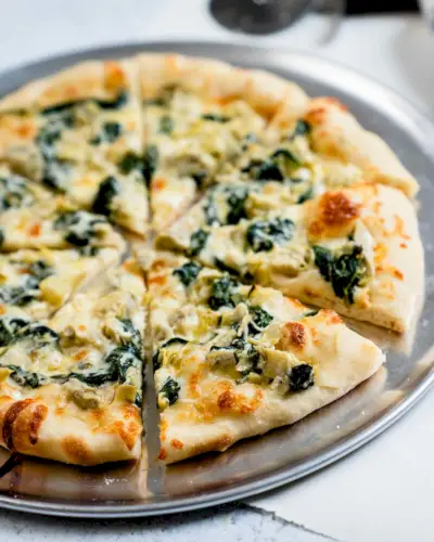 Pizza de alcachofra de espinafre