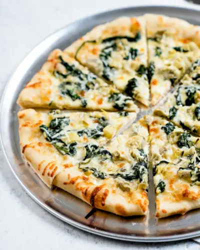 Pizza de alcachofra de espinafre