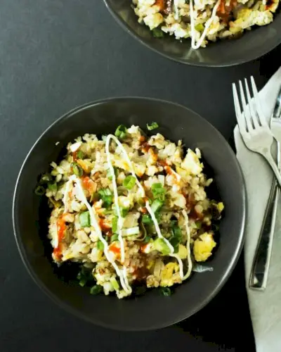 Rezept für hausgemachten gebratenen Reis mit drei Zwiebeln