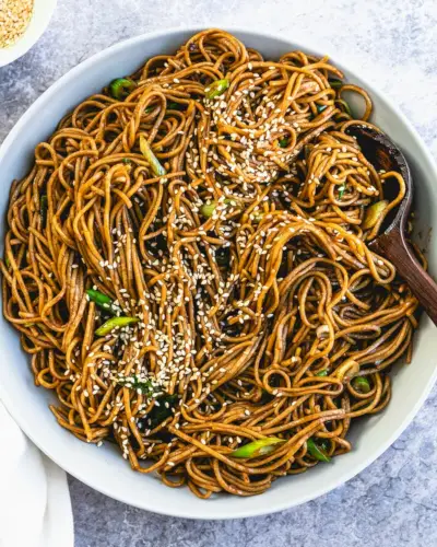 Macarrão Soba com sementes de gergelim