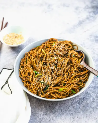 Macarrão soba com gergelim
