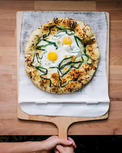 Pizza aux œufs blancs avec pecorino et oignons verts | Yumpulse