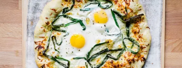 Pizza aux œufs blancs avec pecorino et oignons verts | Yumpulse