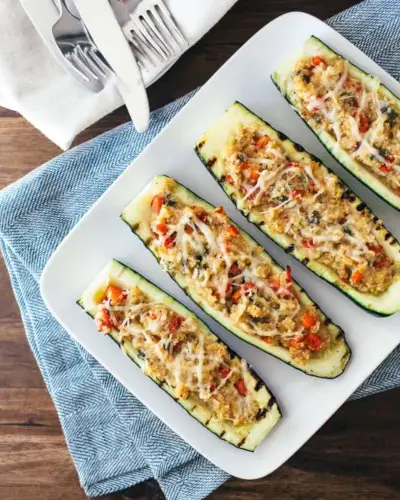 Gegrillte vegetarisch gefüllte Zucchini