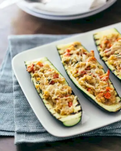 Gegrillte vegetarisch gefüllte Zucchini