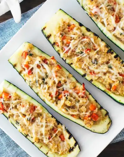 Gegrillte vegetarisch gefüllte Zucchini