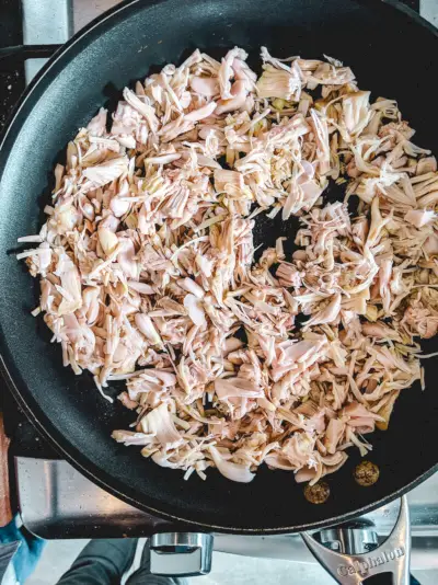 Carne de porco desfiada com jaca na frigideira