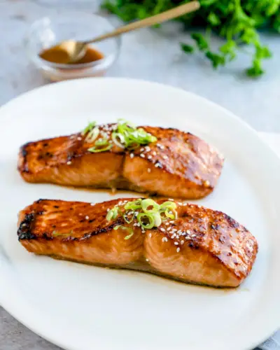 Miso Salmon com esmalte no fundo.