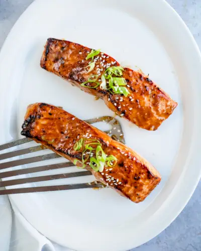 Receita de salmão miso com guarnição de cebola verde.