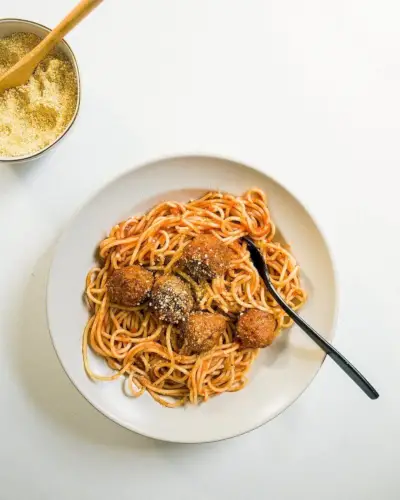 Espaguete e almôndegas veganas