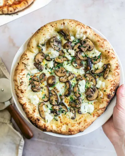 Pizza aux champignons et aux herbes