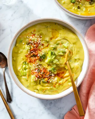 Zuppa vegana di broccoli e cheddar