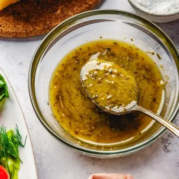 Receita de molho italiano em tigela com colher