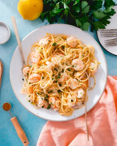 Ricetta di pasta con gamberetti all'aglio e limone con Old Bay, limoni e prezzemolo.