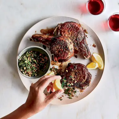 Côtelettes de porc avec gremolata aux graines de tournesol