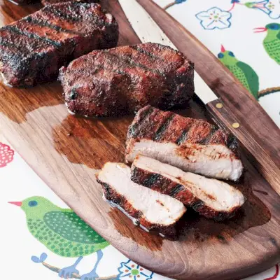 Côtelettes de porc frottées au cacao et au chili